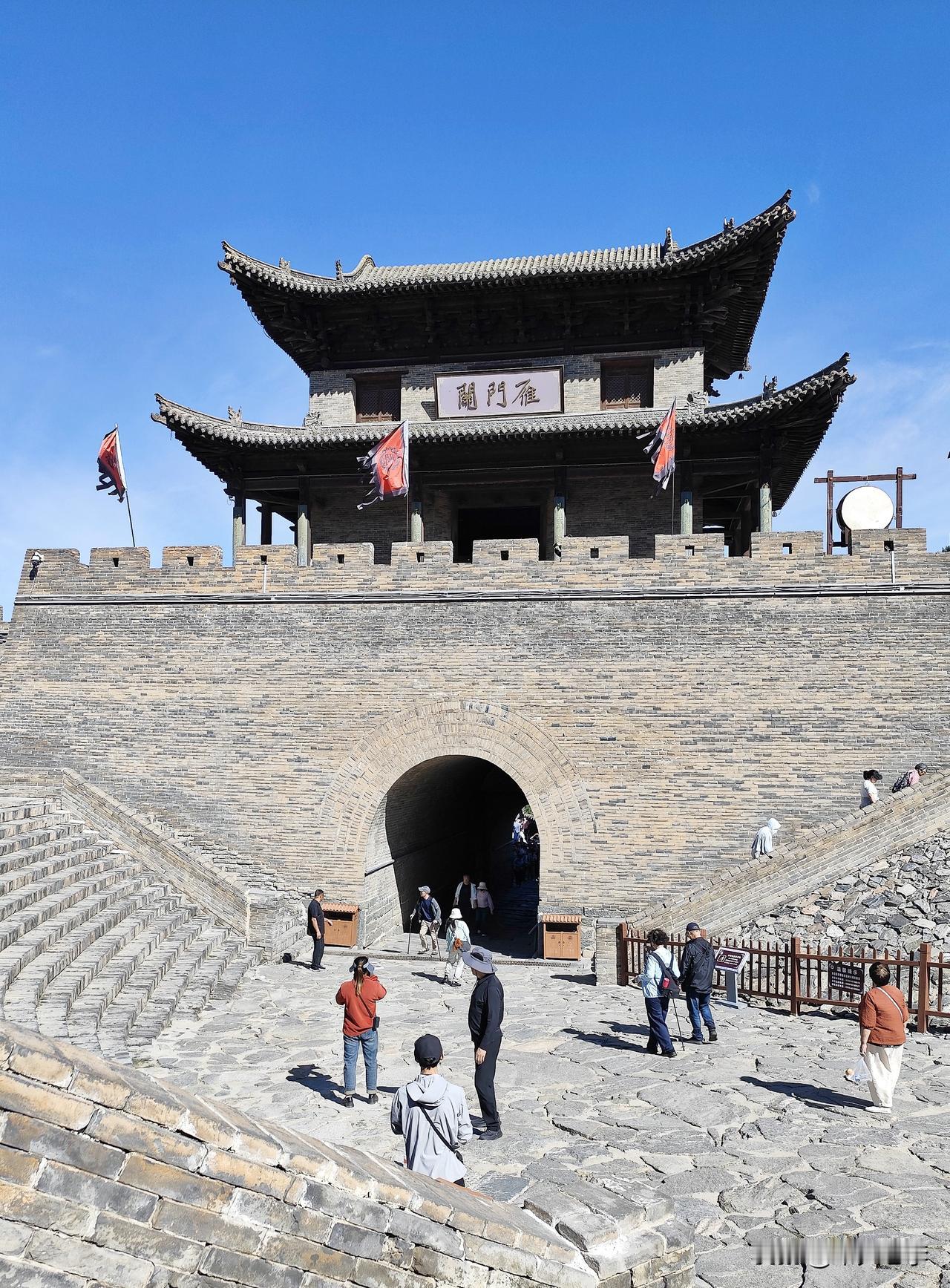 雁门关位于山西省忻州市代县雁门山镇，此关是古代重要的关隘，与宁武关和偏关合称“外