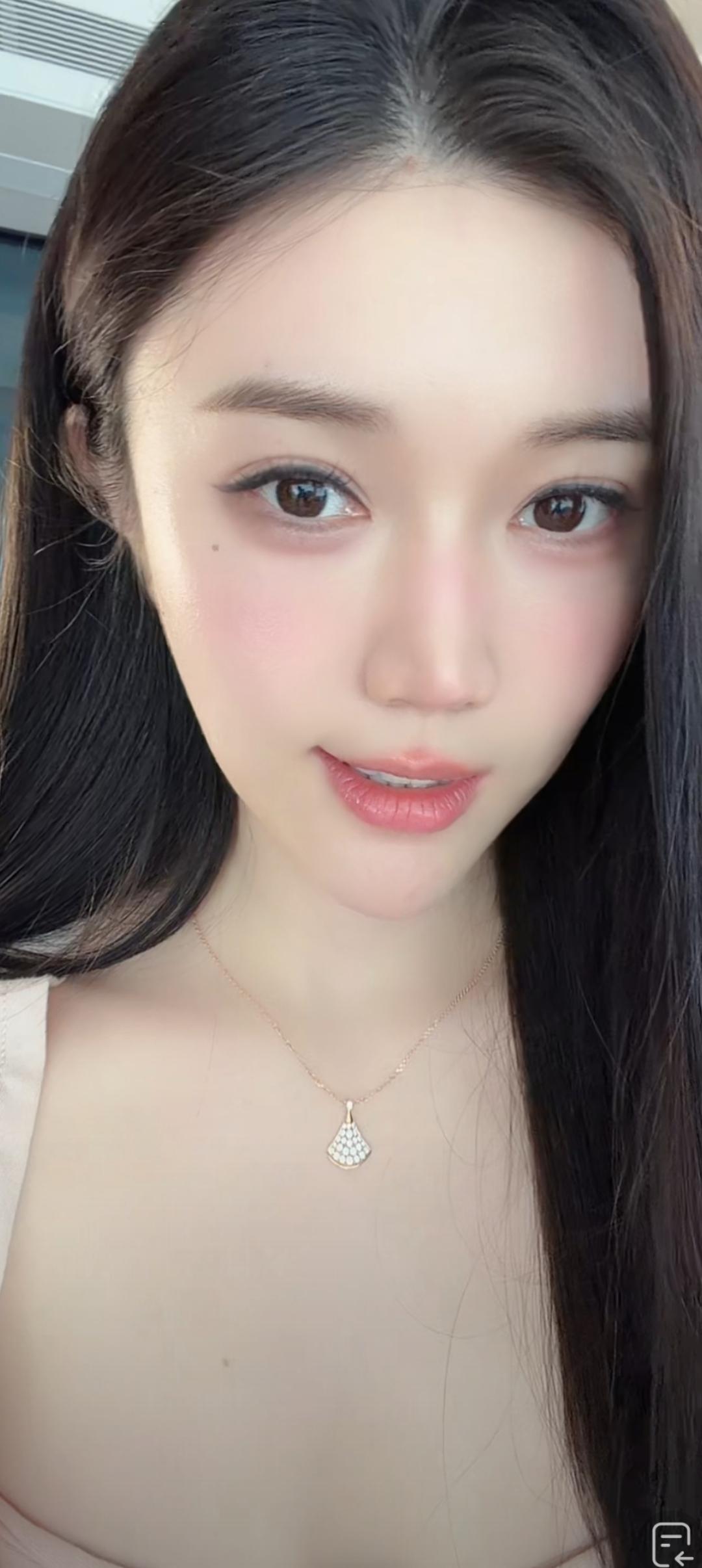这位美女真漂亮，笑容好甜！
