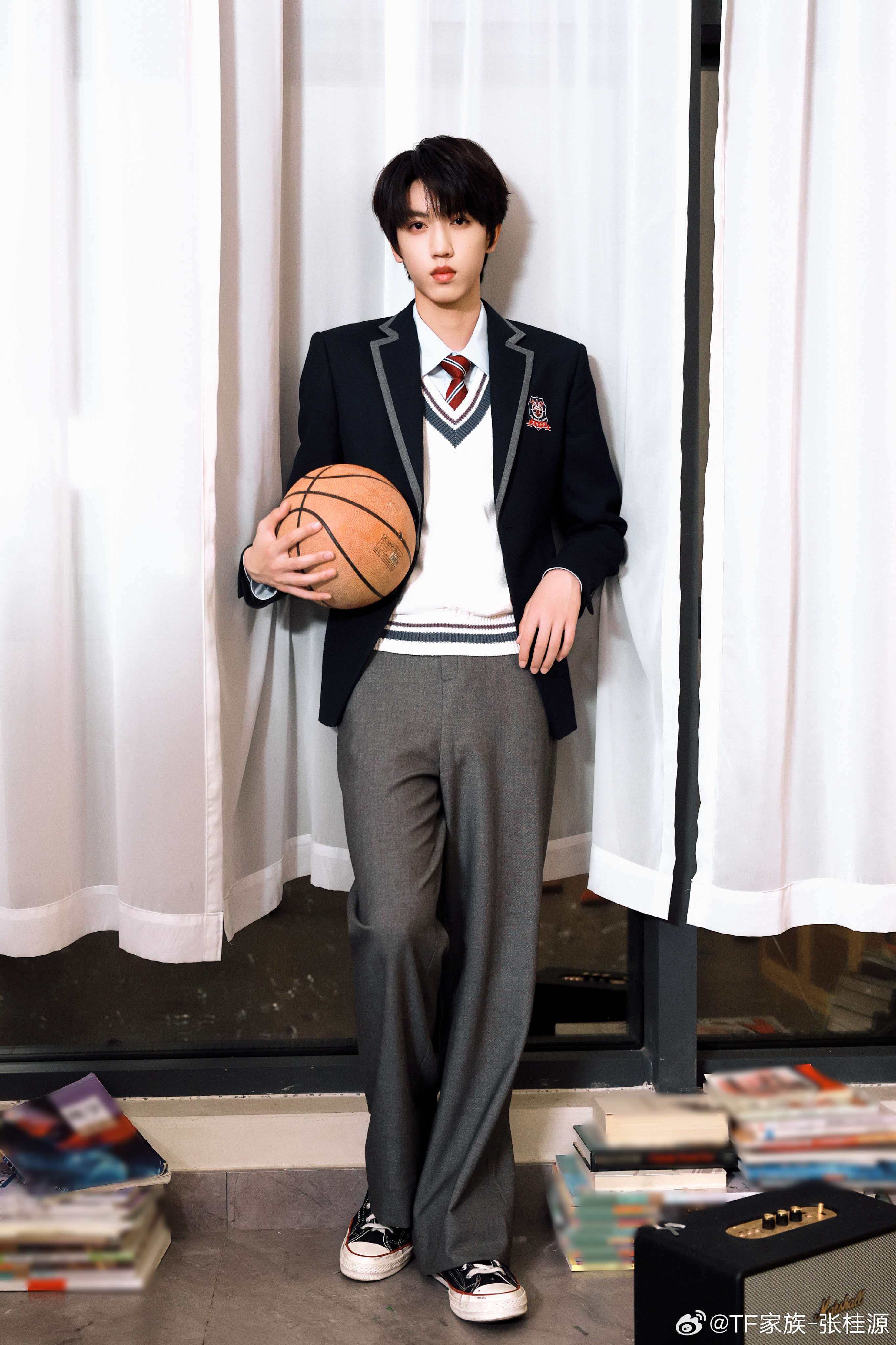 张桂源放学球场等你谁不想有顾晨阳这样的学长带着一起打球，顾晨阳学长在篮球场等我啊