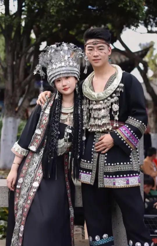 25岁男子李某某和妻子在河里游泳，期间妻子一时之间被水冲走，李某某直接跳入深水区
