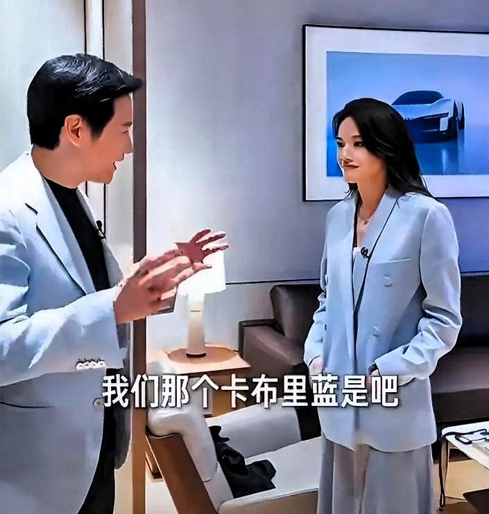 雷军和舒淇同框这段，真是把“商业互吹”玩出了新高度。

一个指着车说“好看”，一