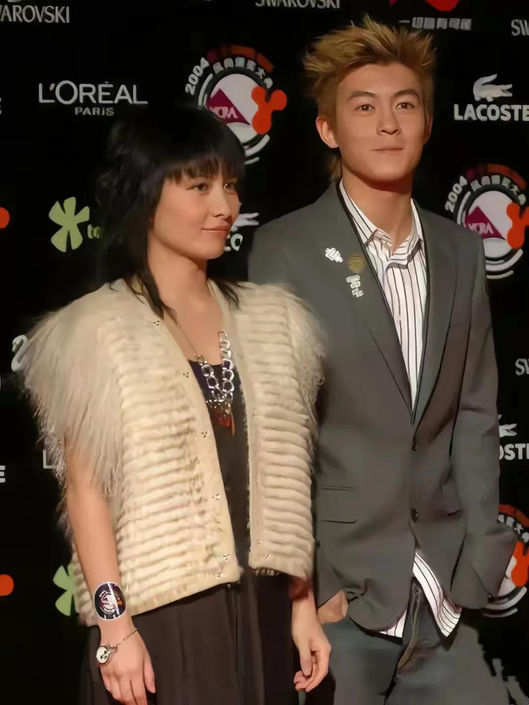 陈冠希何超仪的合影，有钱人总是有机会碰面的[偷笑]