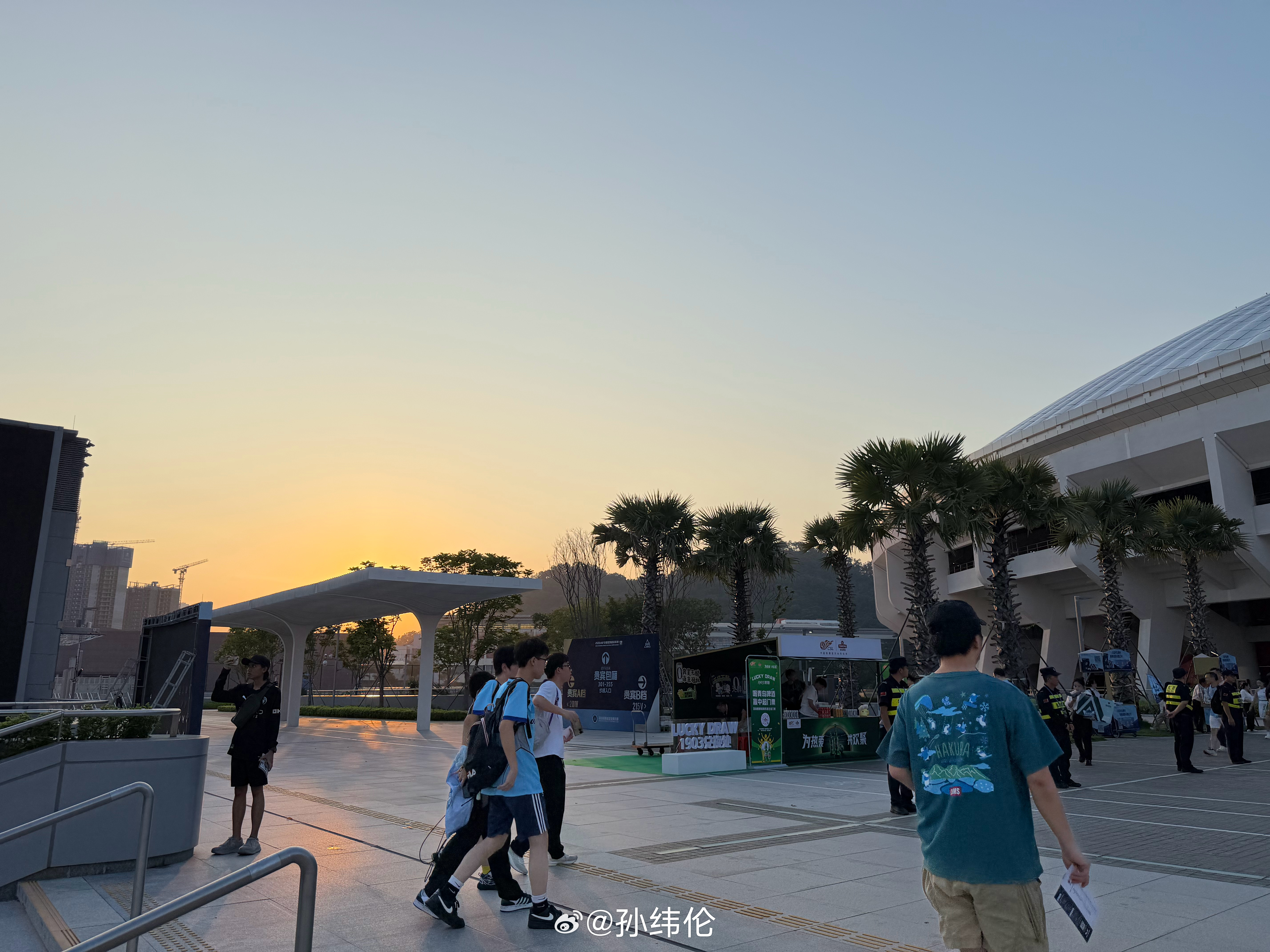 美国是硬晒 深圳是硬闷反正都是一身汗中超联赛深圳新鹏城vs青岛西海岸深圳新鹏城 