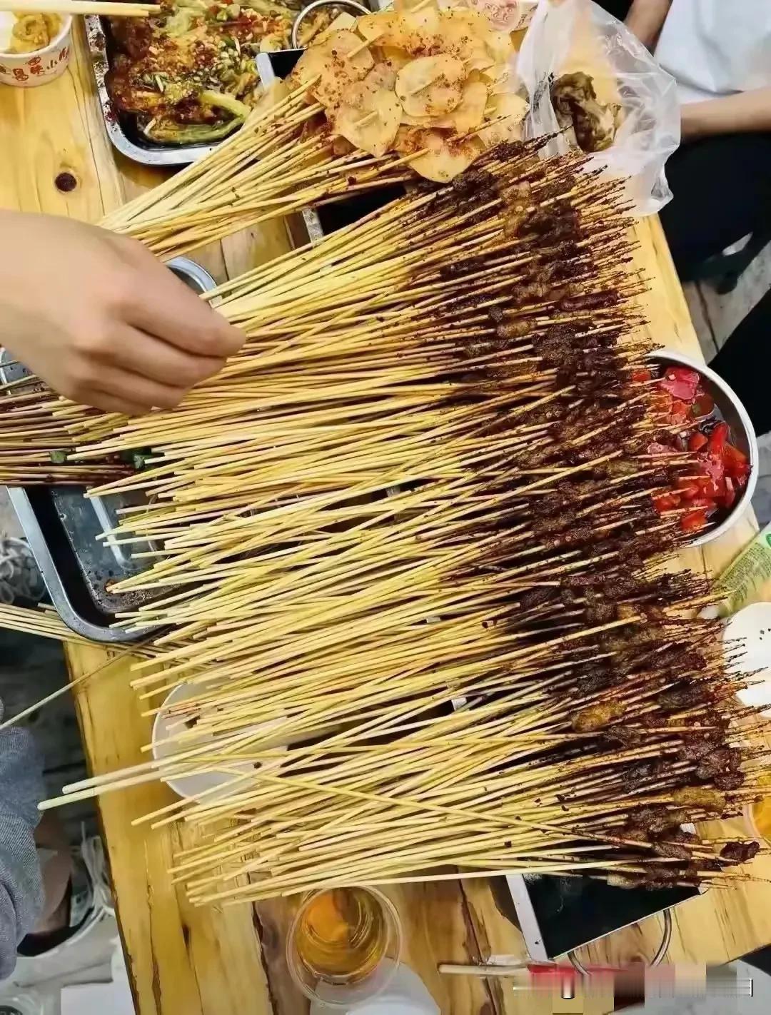 也不知道谁发明的这个签子肉，我们这卖五块钱一小把！
一点点肉，一小把都不够我塞牙