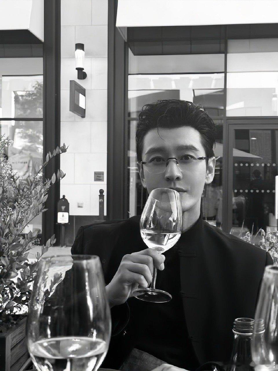 #虞书欣给黄晓明拍出了人生照片# 给黄晓明拍的照片有种很清爽的熟男的感觉，让人有