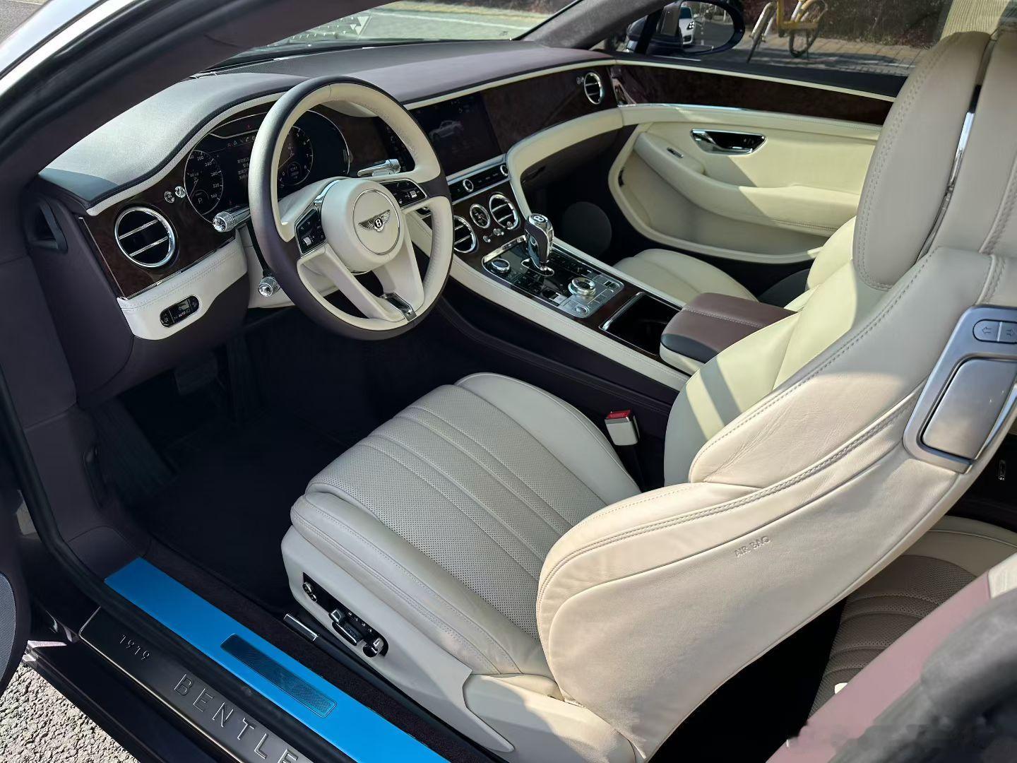 宾利欧陆GT W12百年礼赞版，稀有配色 