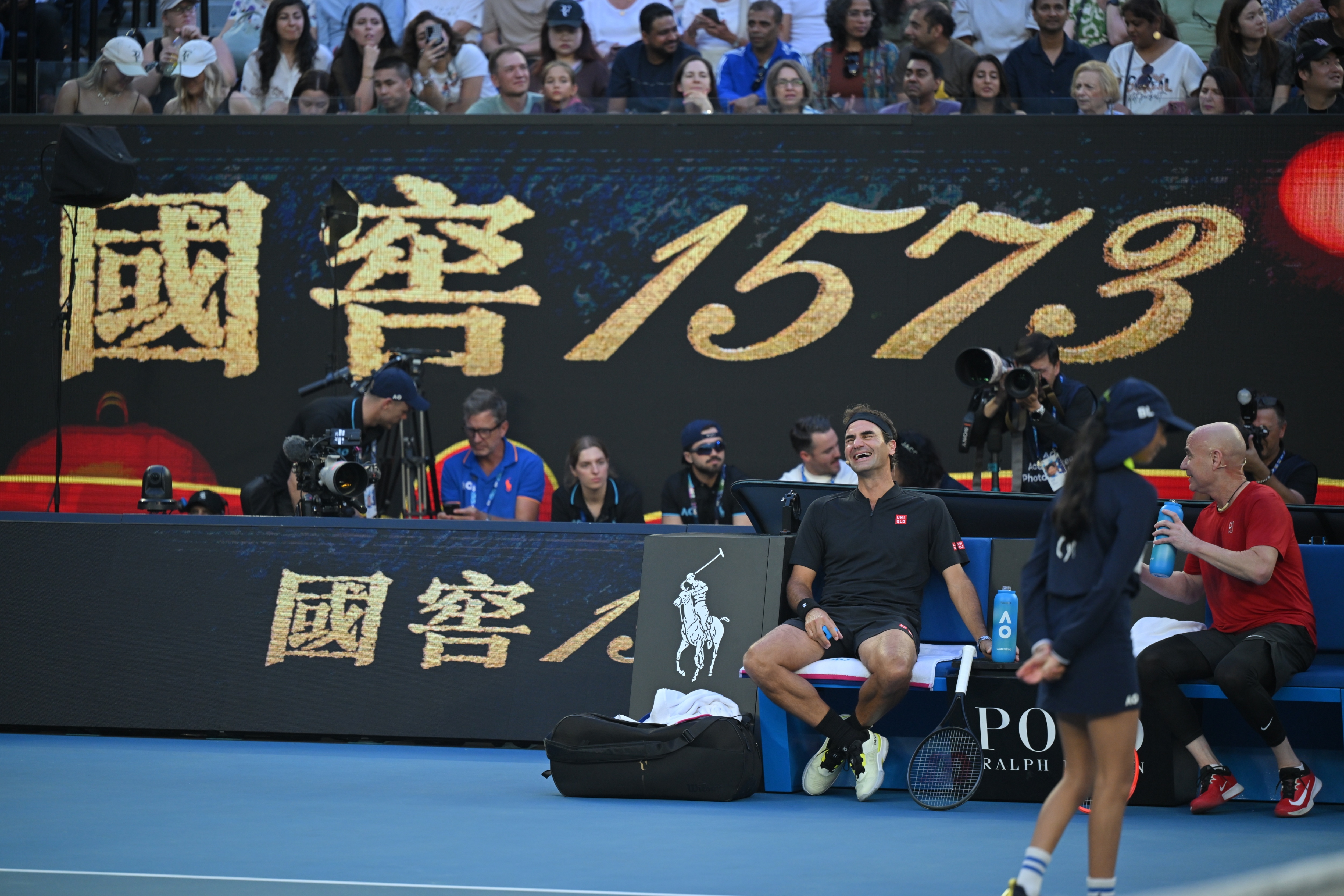 费德勒出席澳网开幕式 费德勒再次出战澳网，开幕式上和阿加西出战表演赛，来看看图片