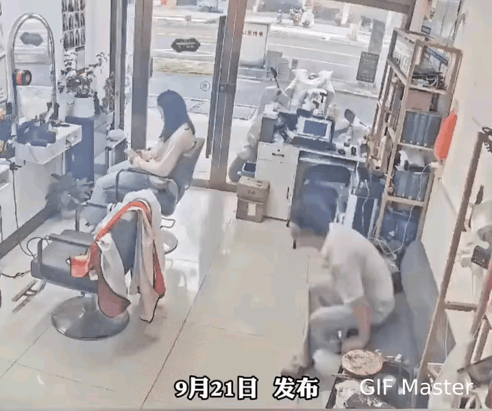 下午两点多了，理发店一单没开。进店的人问完价，听到“剪发40”转身就走。老板终于