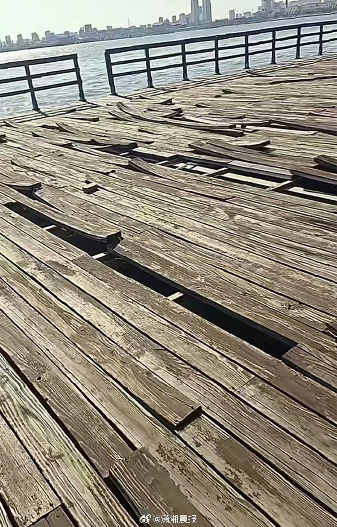 【山东一#滨海平台木板翘起存安全隐患#，#当地回应滨海平台木板翘起#：现场已被围