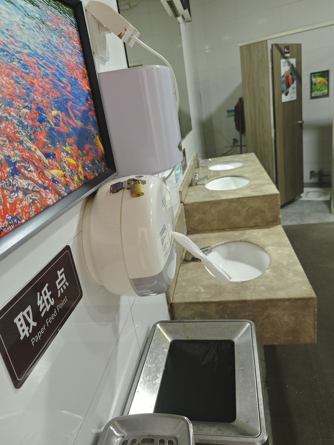 过去只听说过有的人会择床，去到一个陌生的环境，躺在一张新的床上，总是翻来復去睡不