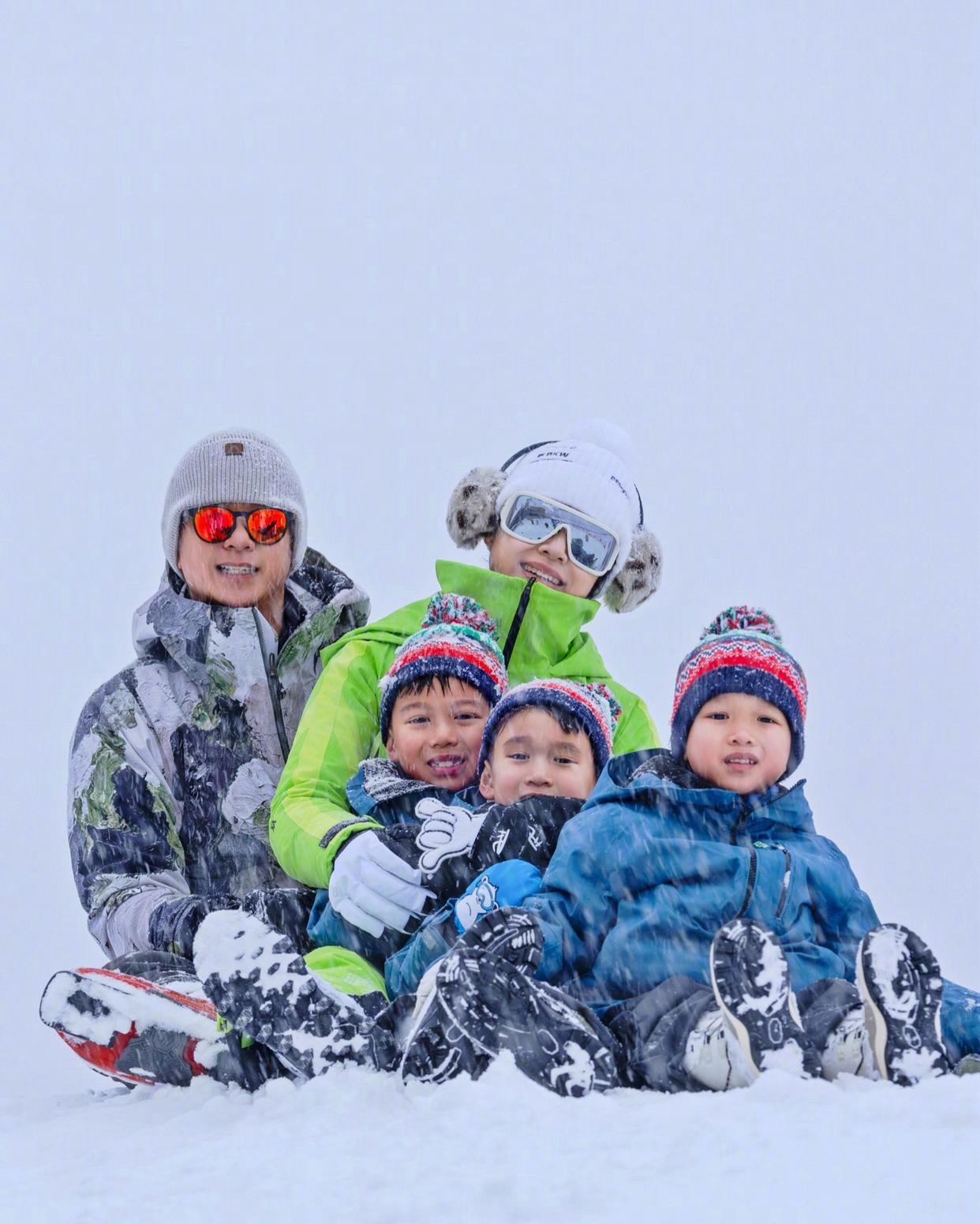 胡杏儿李承德夫妇带着三个孩子去吉林北大湖滑雪，冒着风雪一家五口玩得很嗨。有时候真