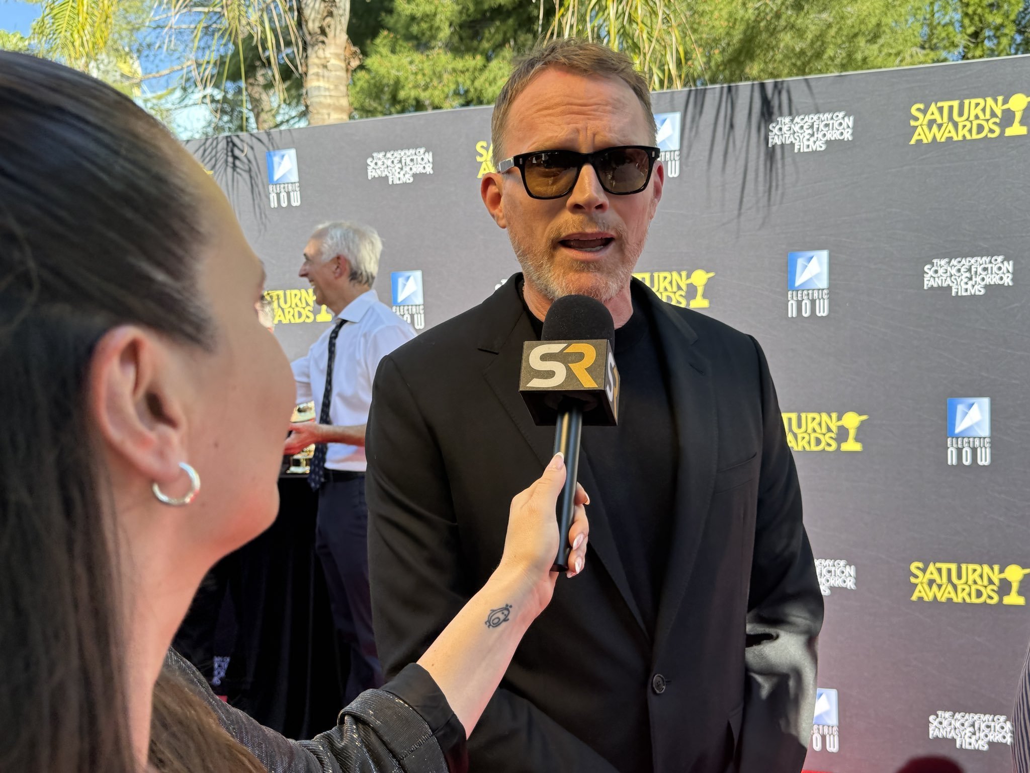 保罗·贝坦尼今早在土星奖颁奖典礼红毯区接受采访，否认了将在剧版《哈利·波特》中饰