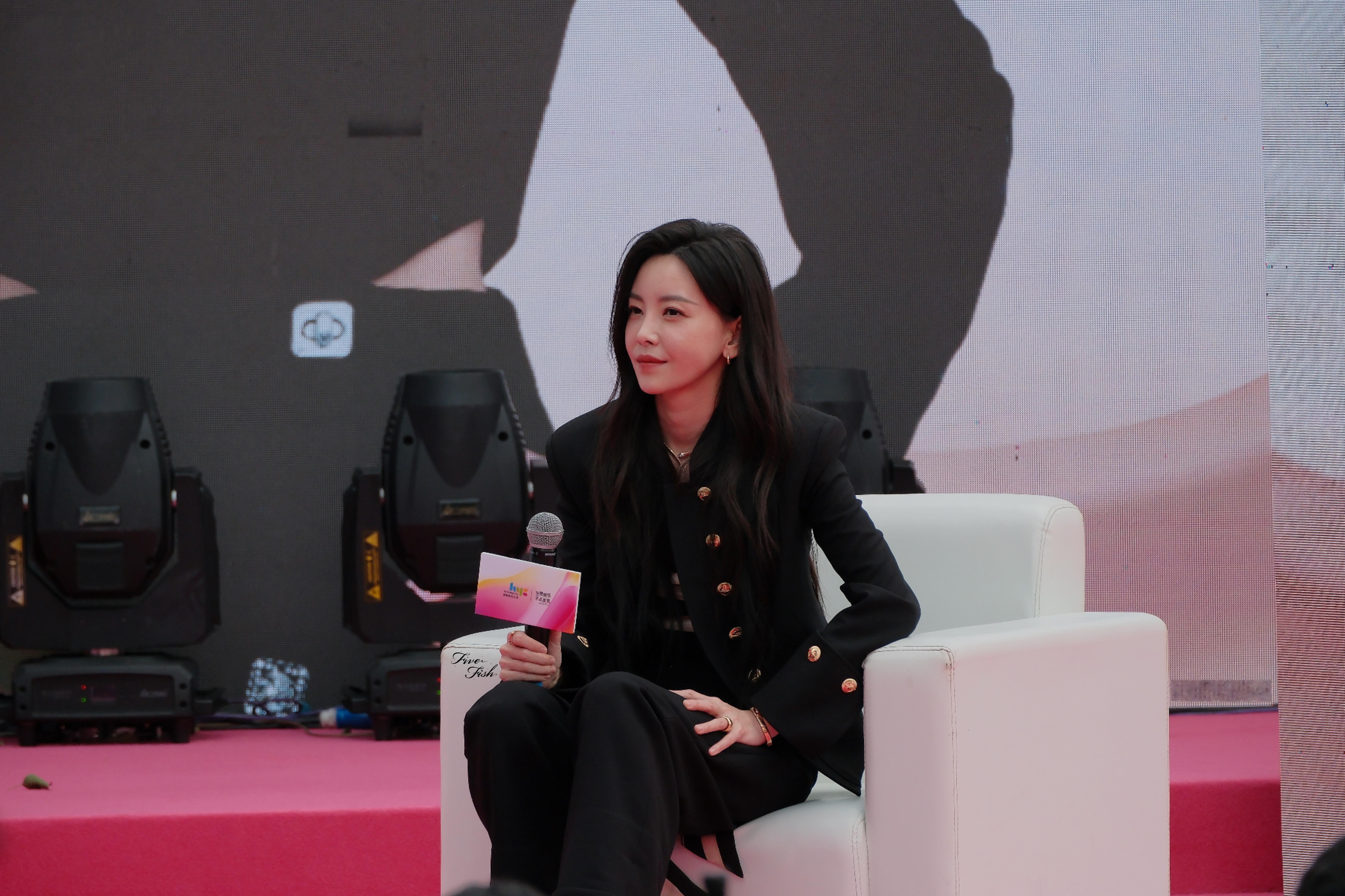 于文文  ｜于文文拾光巡回演唱会 请大声喊出来，“于文文她超____！”