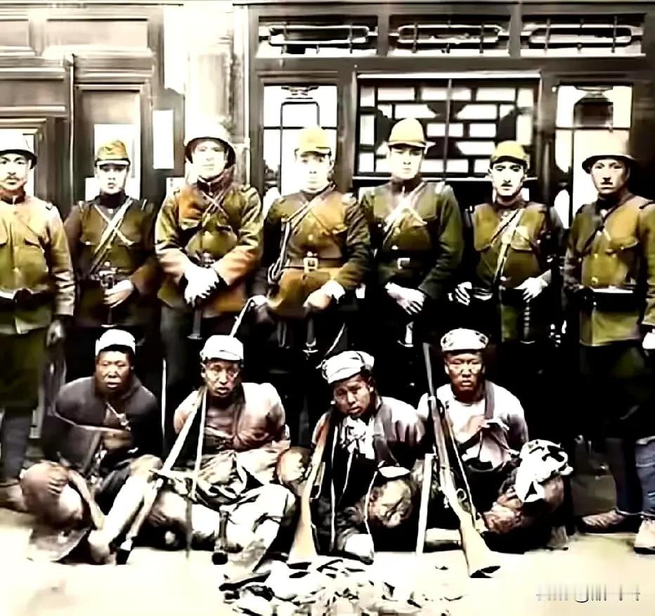 看到1937年日寇将武器架在被俘国军士兵肩上羞辱的画面，令人义愤填膺！
当时，日