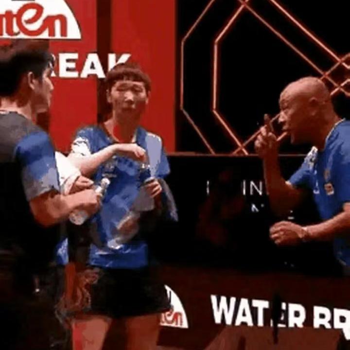 曼昱发脾气，像极了打架回家，不服父母管教的孩子。
    曼昱和张继科曾经是肖战