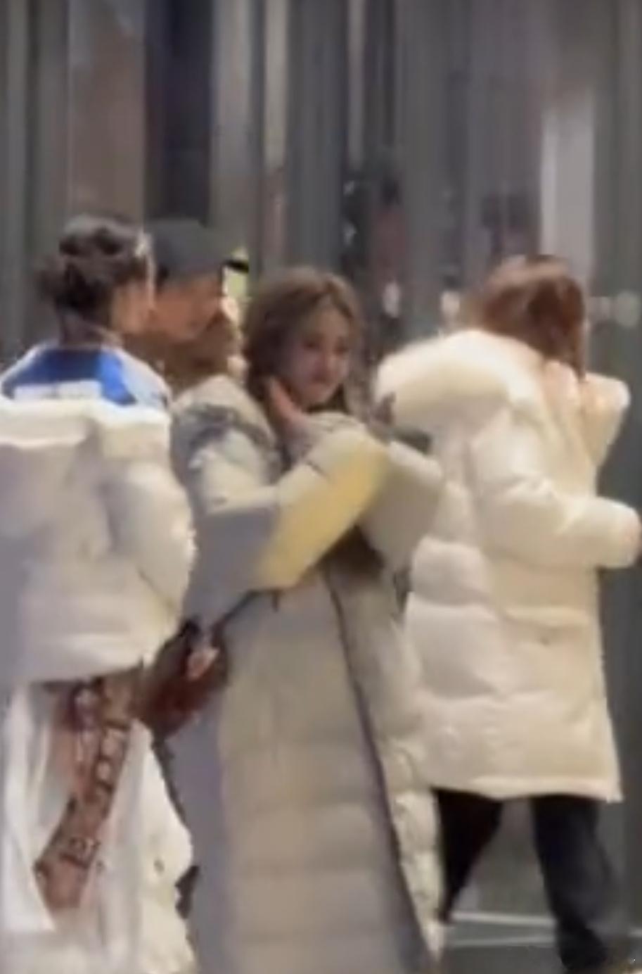 鹿茸超级大声喊：“白梦妍！亲我一口！！”白鹿疑惑竖起耳朵侧头认真听  听清茸姐喊