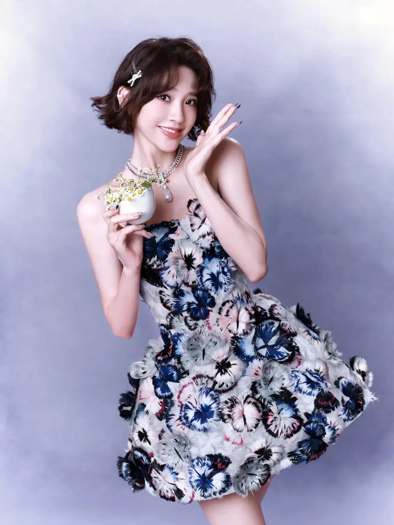 美女壁纸～唐艺昕这组造型简直把甜美氛围焊在了身上！利落短发搭配精致发饰，灵动又俏