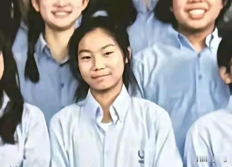 杜建英女儿小时候长得还有点宗庆后的样子，后来长着长着身上就没了宗庆后的影子，真是
