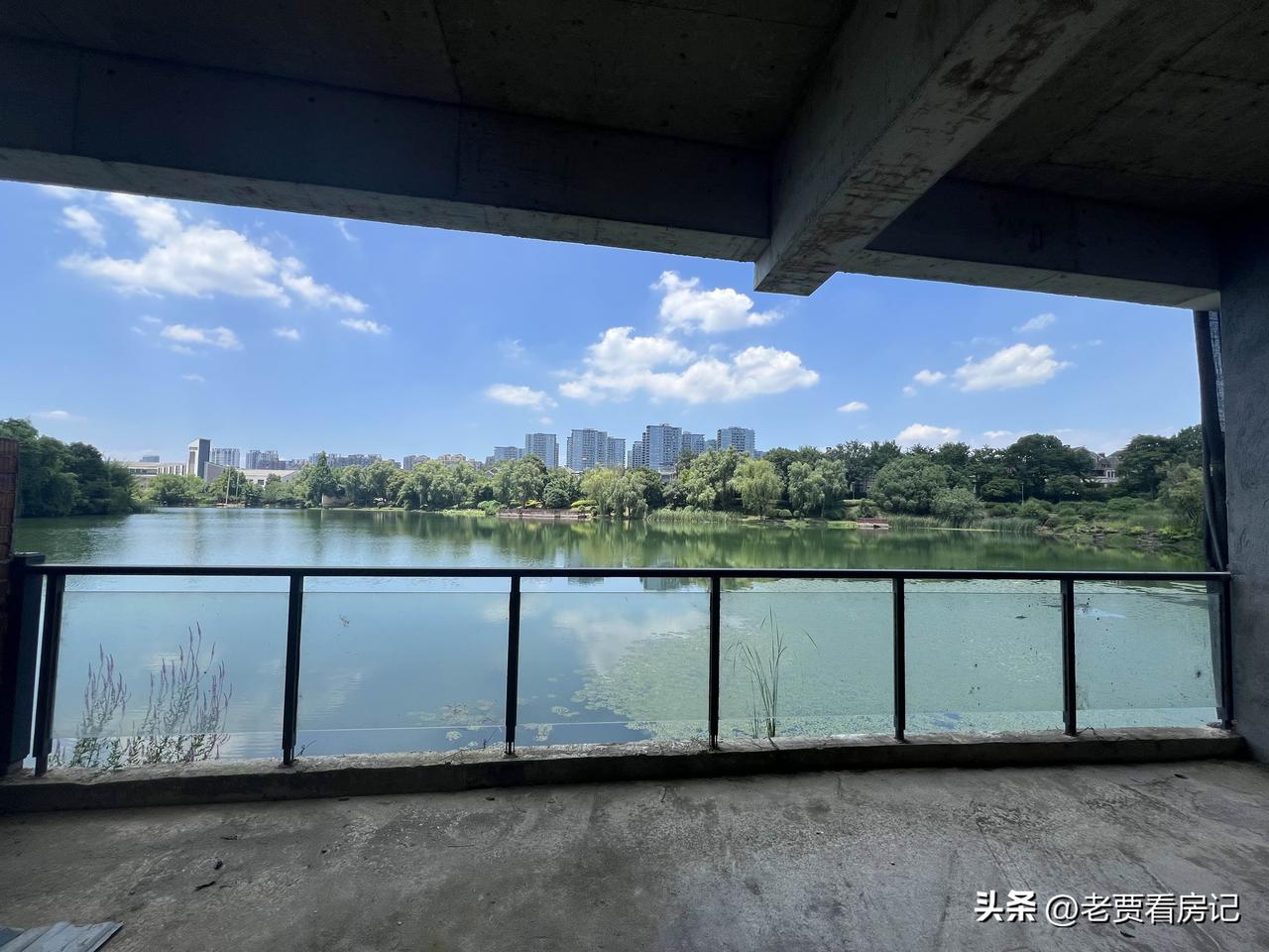 杭州余杭一线湖景排屋，在家里可以钓鱼的排屋！
     175平4房、毛坯的房子