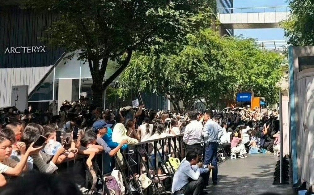 魏大勋这个人气真不是一般的高[good] ​​​今天线下艳姐超多！魏大勋好帅[抓