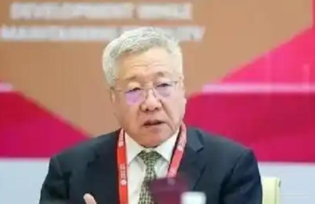 当年深度参与2014年养老金并轨改革设计的专家郑秉文，最近在网上彻底被推上了风口