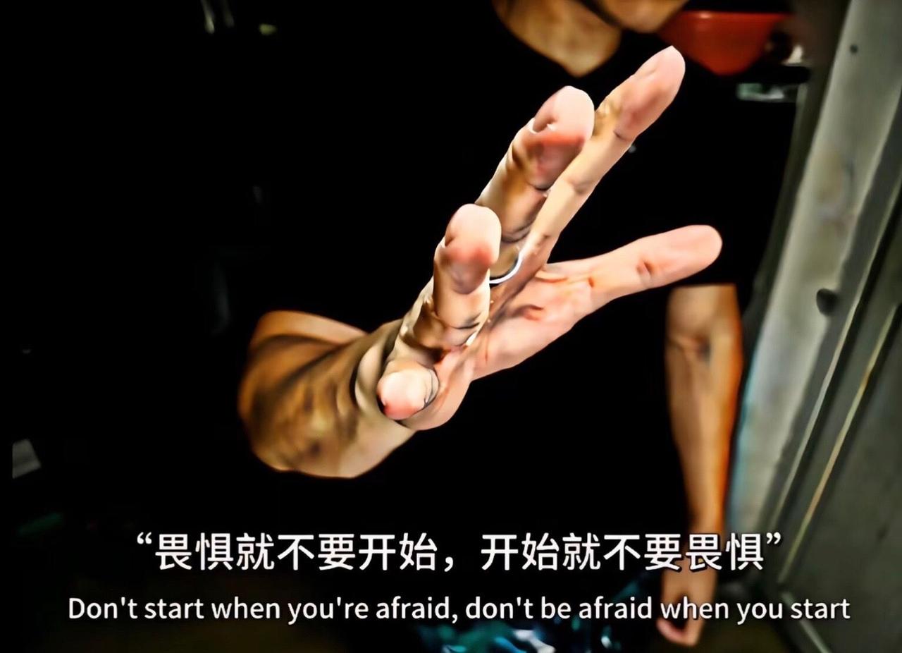 说实话，这句话半真半假。

真的地方在于：自信不是有钱人的专属。一个人做事踏实、