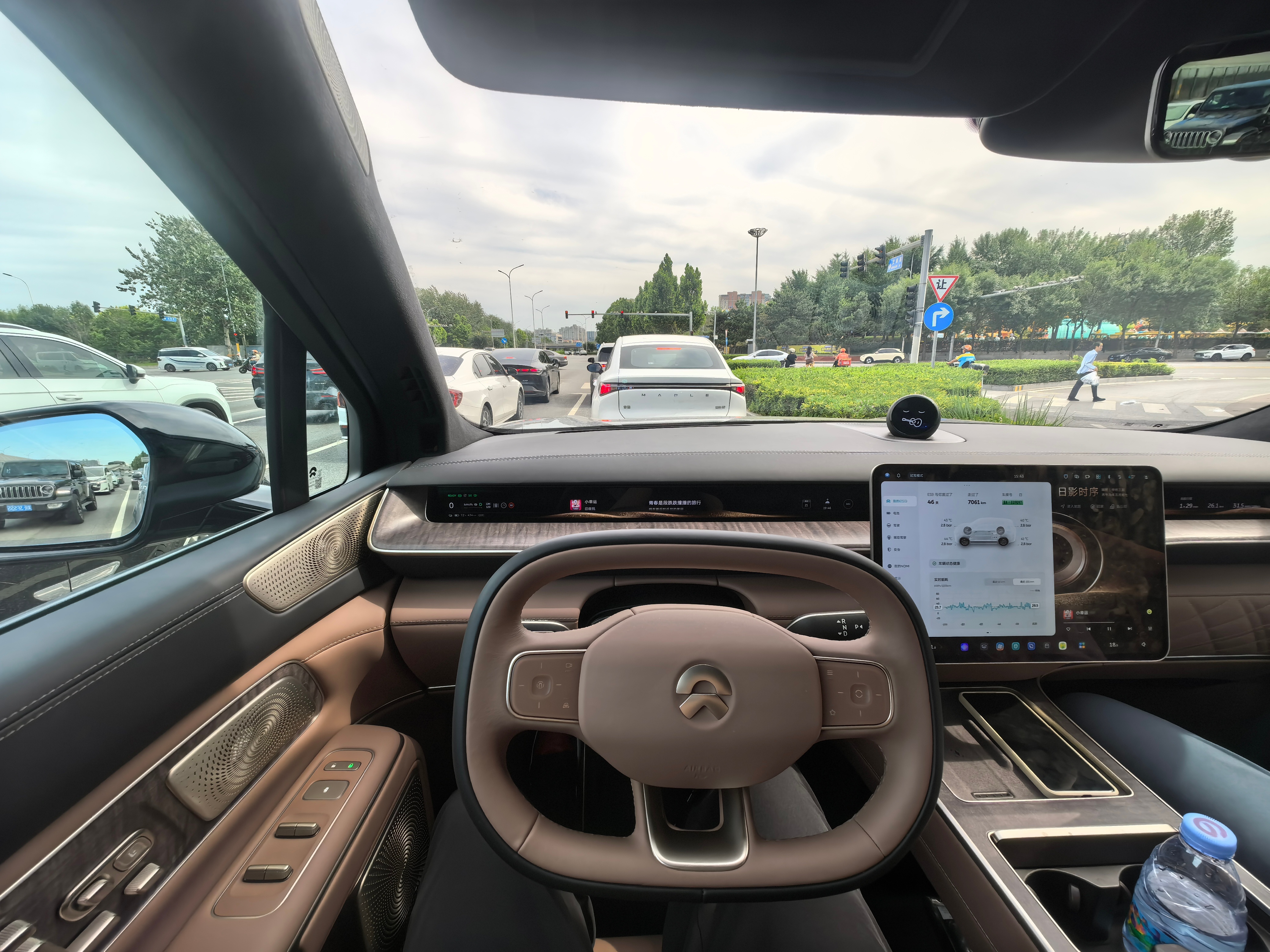 新车 蔚来ES9 带不带主动悬挂的都开了 都有点拉 浪费这个外观和内饰了 