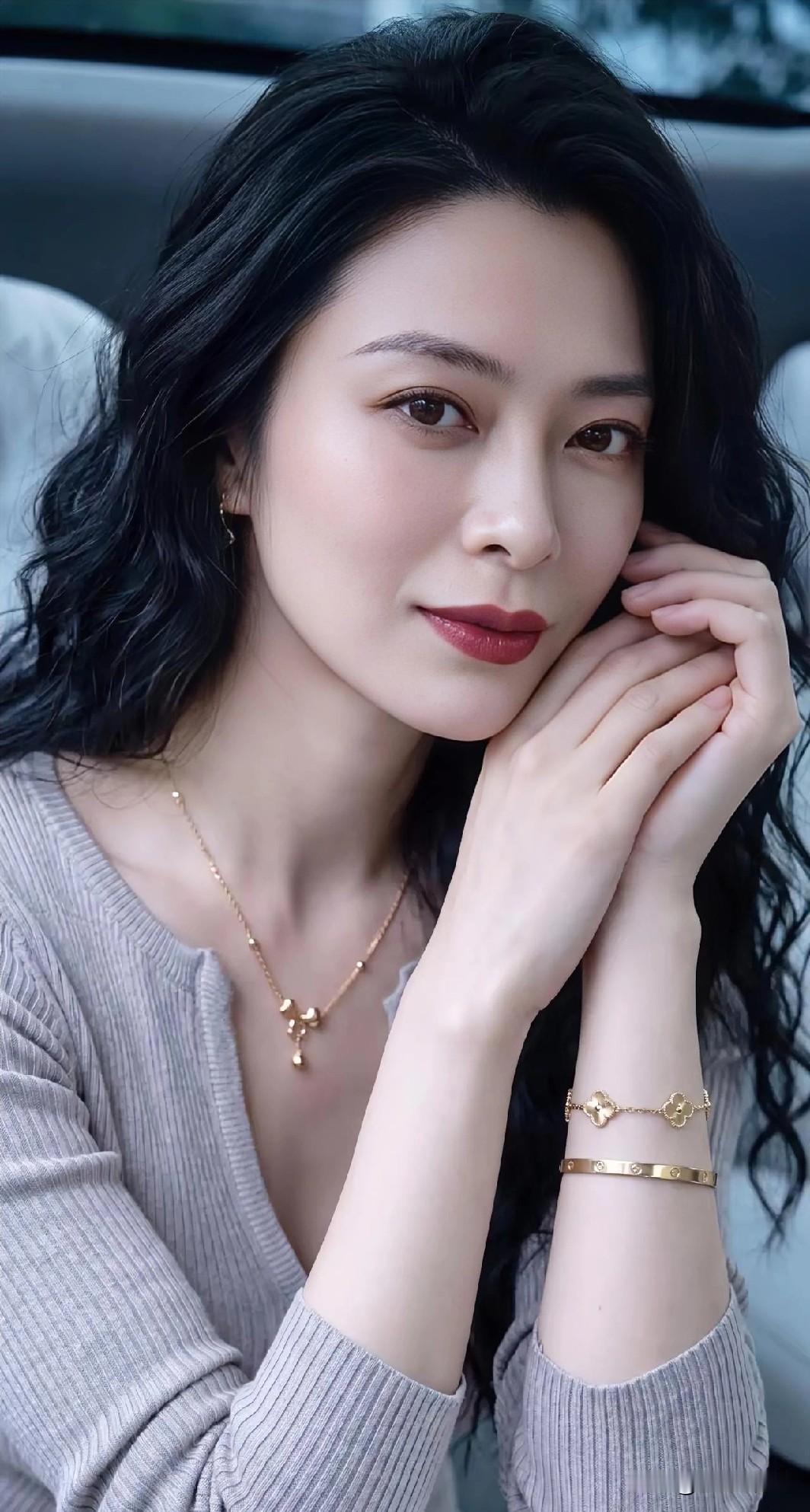 卷发柔美，金饰雅致，浅衣温婉，眉眼含情。