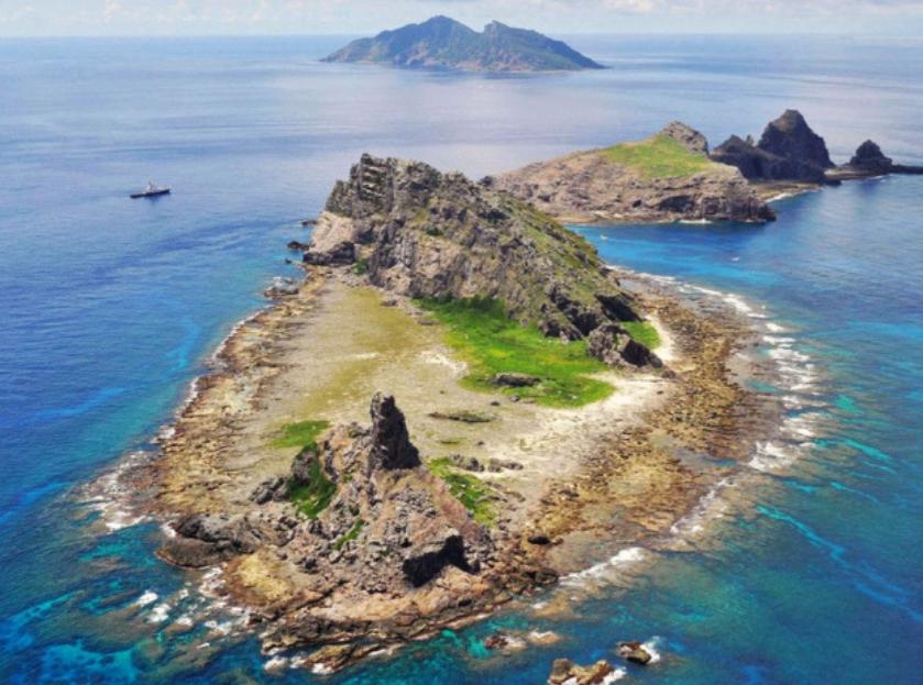 钓鱼岛上住着什么人？
 
目前，钓鱼岛并无长期居住人口，有人可能会问，这么大一片