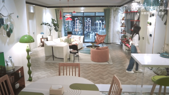 敏感小孩才懂得这些细节连沙发都不敢完全展开睡，怕占了太多地方，太真实了。 