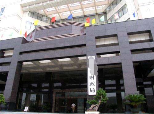 财政局长生任副县长，空了一个多月了。好几个局的局长都瞅着这个位置，因为财政局是县