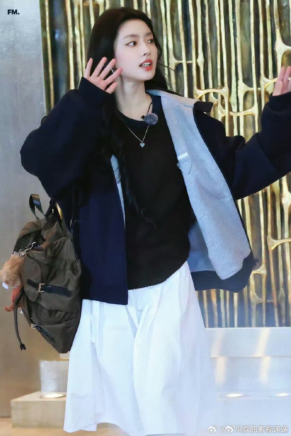 徐若晗明媚 明媚这个词简直就是为她量身定做的，不是浓烈的美是淡淡的暖，像春天的阳