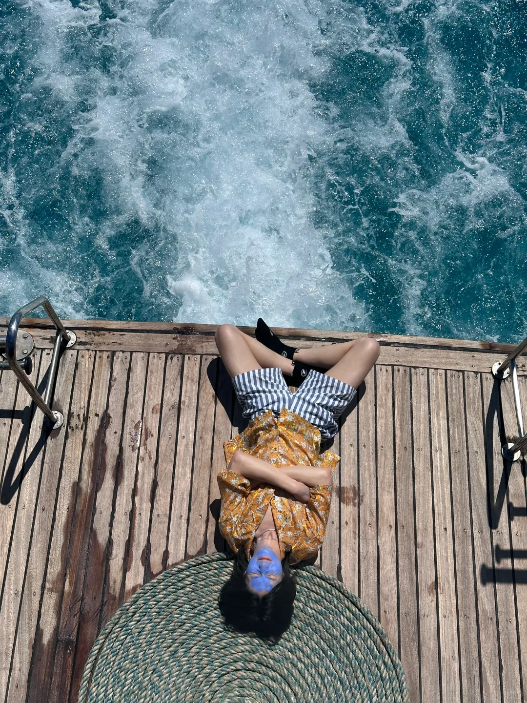 海水很蓝，但我的脸更蓝