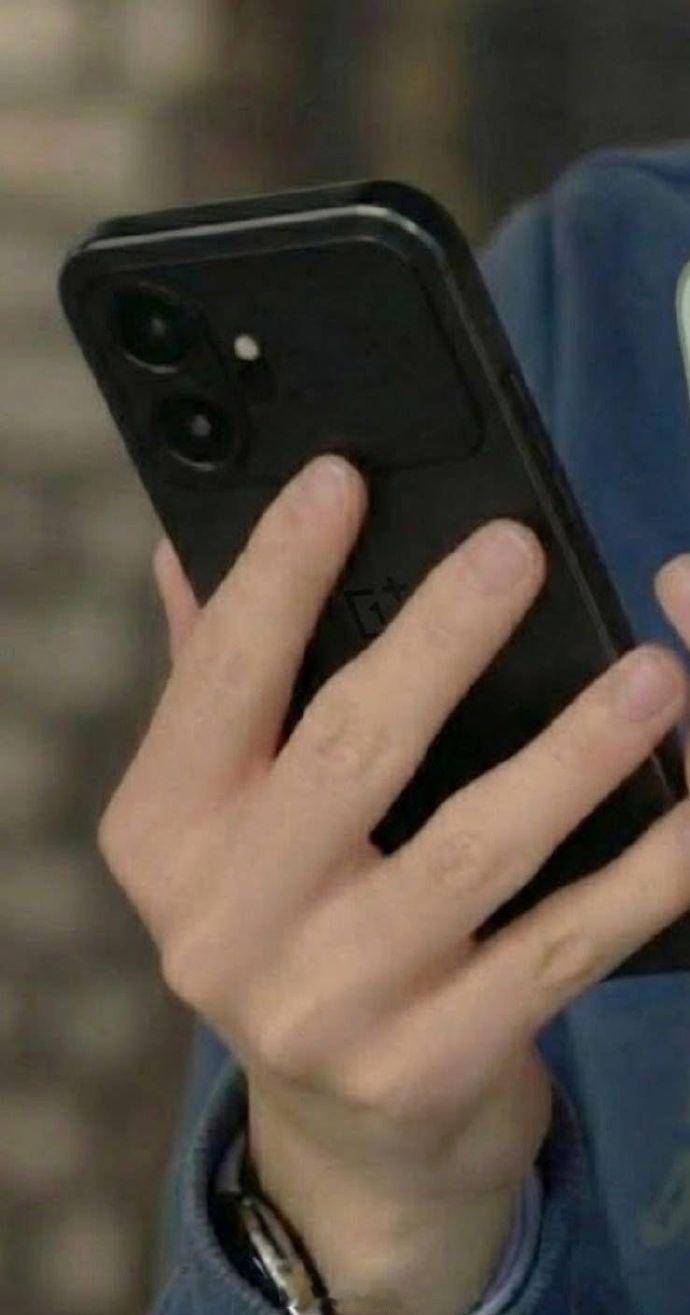 一加 15T 外观提前曝了？不像是带了保密壳，大矩形模组，竖排双摄，凸起不是很明