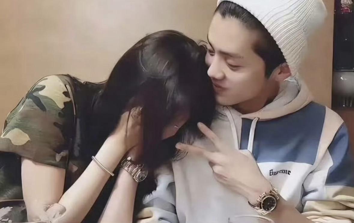 鹿晗和关晓彤这8年感情到现在，让人感慨。想当年鹿晗在顶流时官宣女友，掉粉38万也