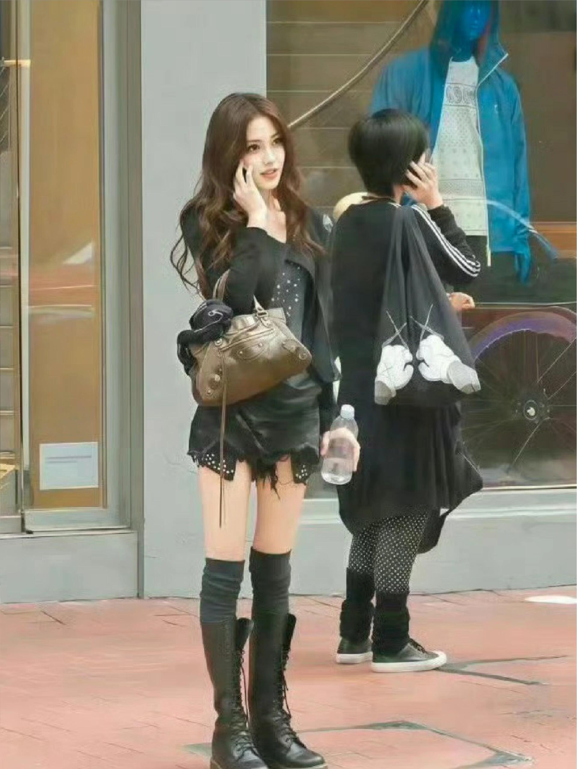 我要是星探我也能第一个发现她…太亮眼了 