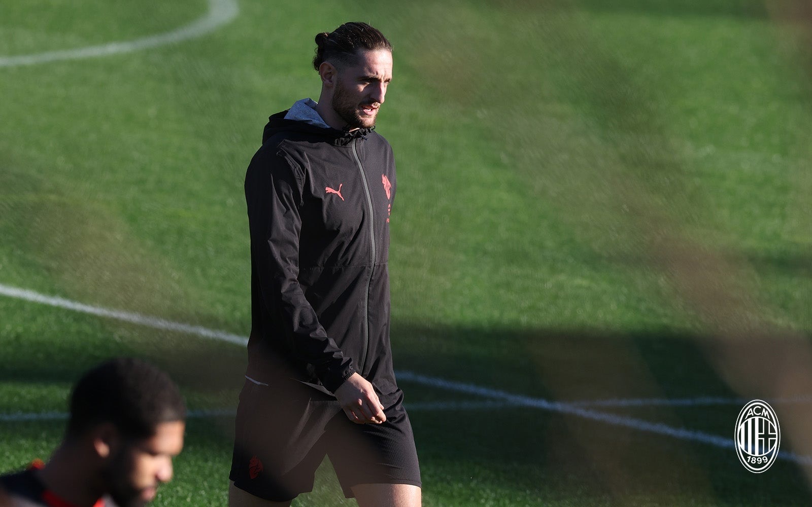 【训练组图】 🔴⚫️ 拉比奥特🇫🇷正式伤愈复出，加入集体训练。✅圣地亚哥·