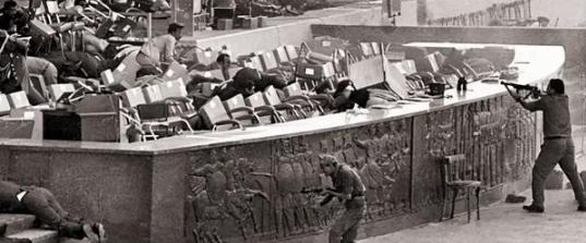 1981年，埃及总统萨达特正在阅兵，突然4名士兵脱离方阵跑向检阅台，萨达特以为是
