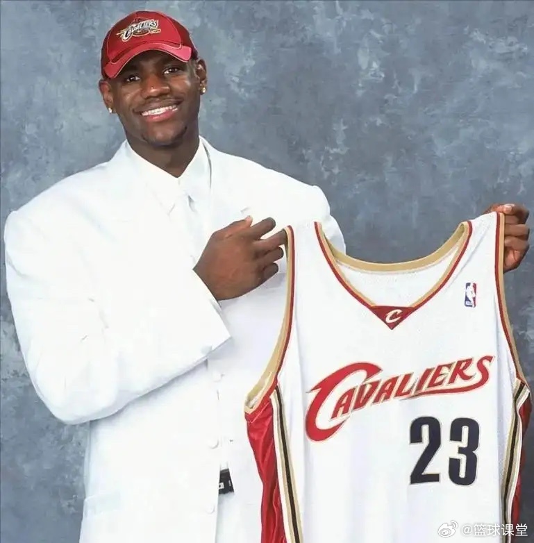 詹姆斯成为2000-2010年唯一未退役状元！2000年——肯扬马丁2001年—