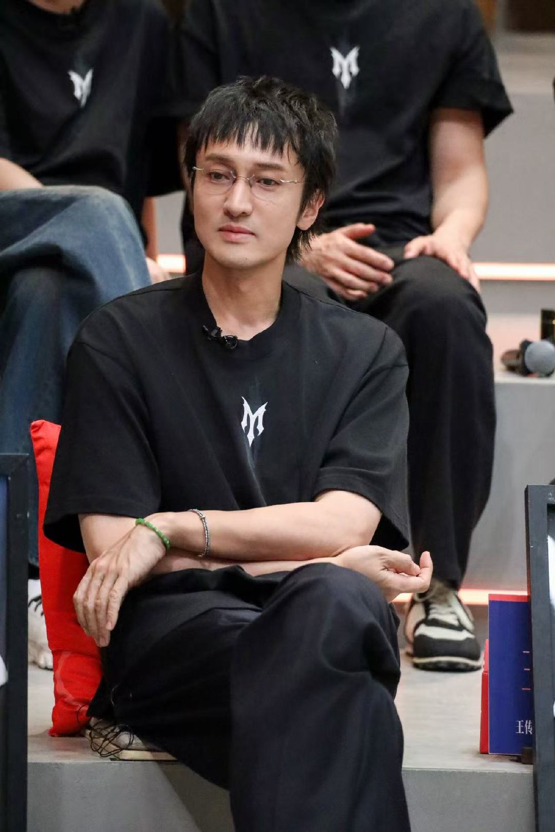 王传君部落三公垫底王传君部落三公倒一歌曲演唱是好听的，奈何编排不吃现场投票，王传