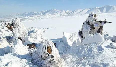 在寒风刺骨、冰雪皑皑的荒原上，有一支铁血军队正以“钢铁意志”迎接严寒的洗礼。寒冬