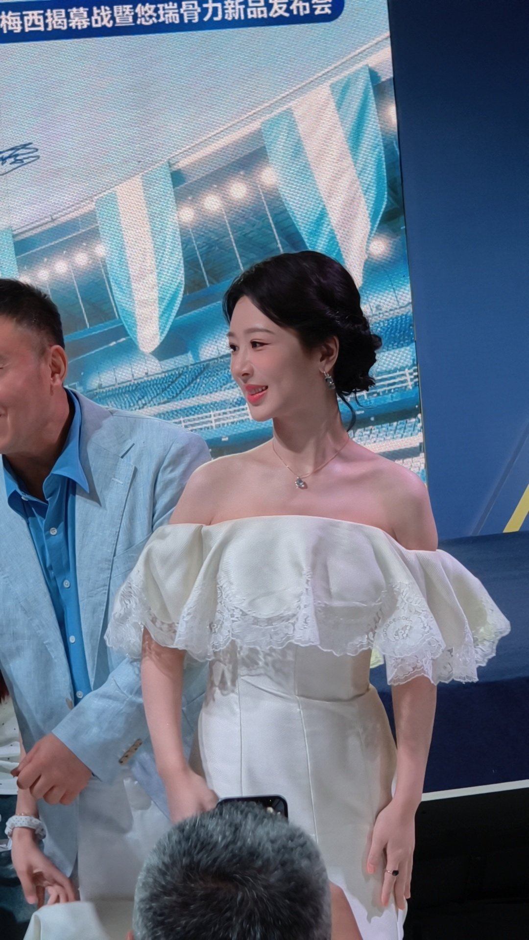 杨紫天鹅颈谁能不感慨杨紫的蜕变。从前被诟病体态，靠长久健身减脂、调整肩颈线条，硬