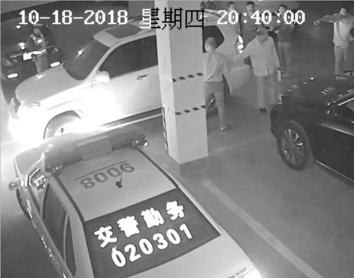 山东临沂，一私企老板酒后回家，发现车位被警车占了，盛怒之下要求对方驶走，岂料警车