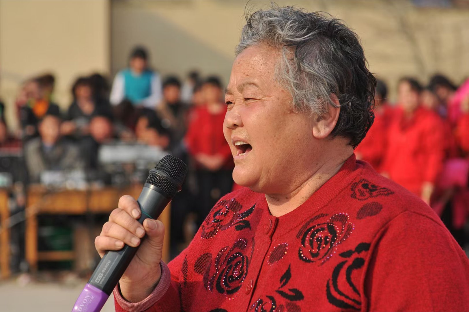 老一辈一开口全是功底现在很多速成表演少了灵魂，反观老一辈艺人，简简单单一句念白、