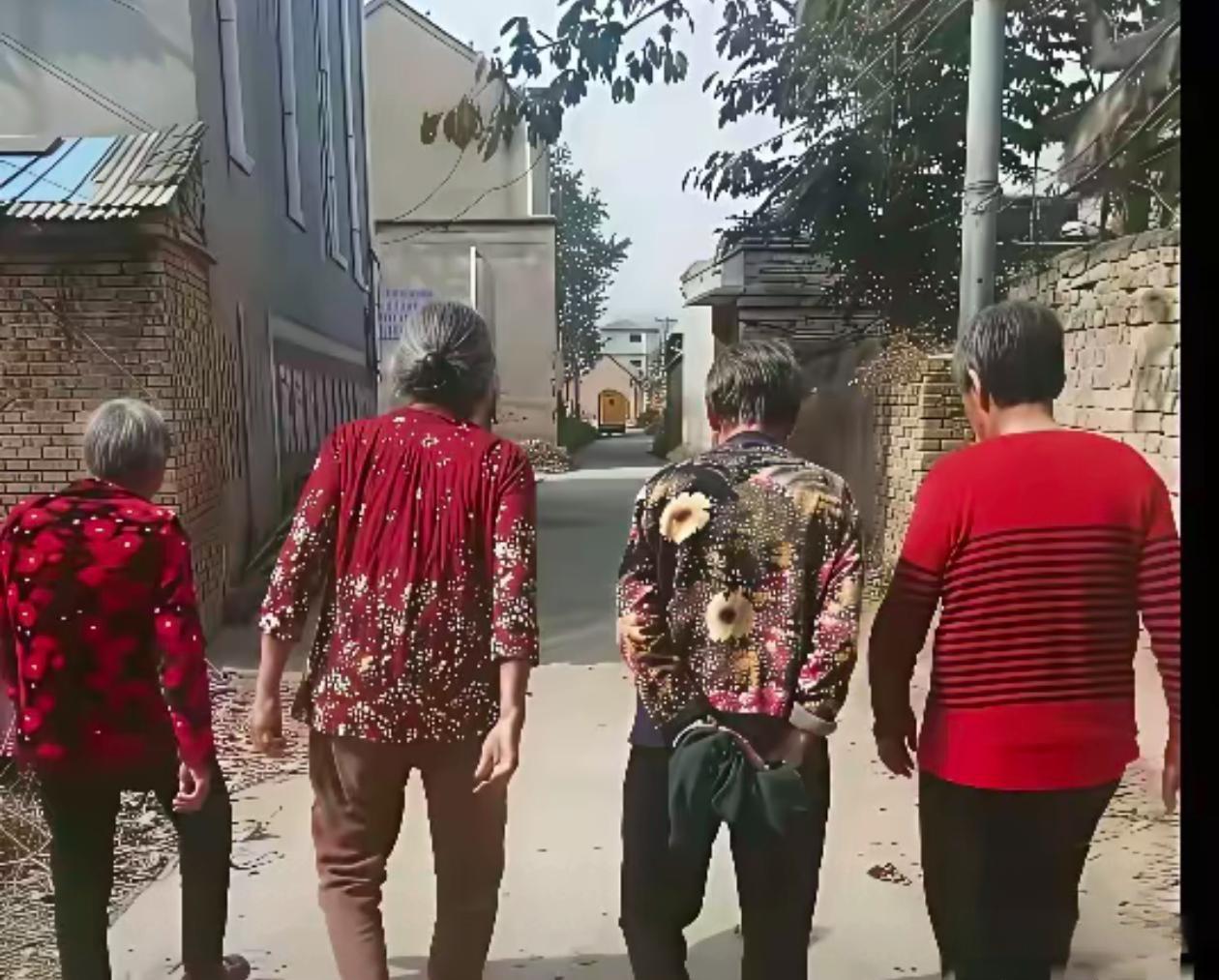 [微风]一直想不明白，为什么农村老太太的腿型都是O型的，而城市的老太太的腿型都是