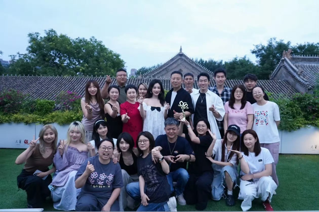 杨紫全家福，这个在爱里长大的小女孩，开始执掌这个暑假了，白玉兰视后爆人爆剧爆梗还