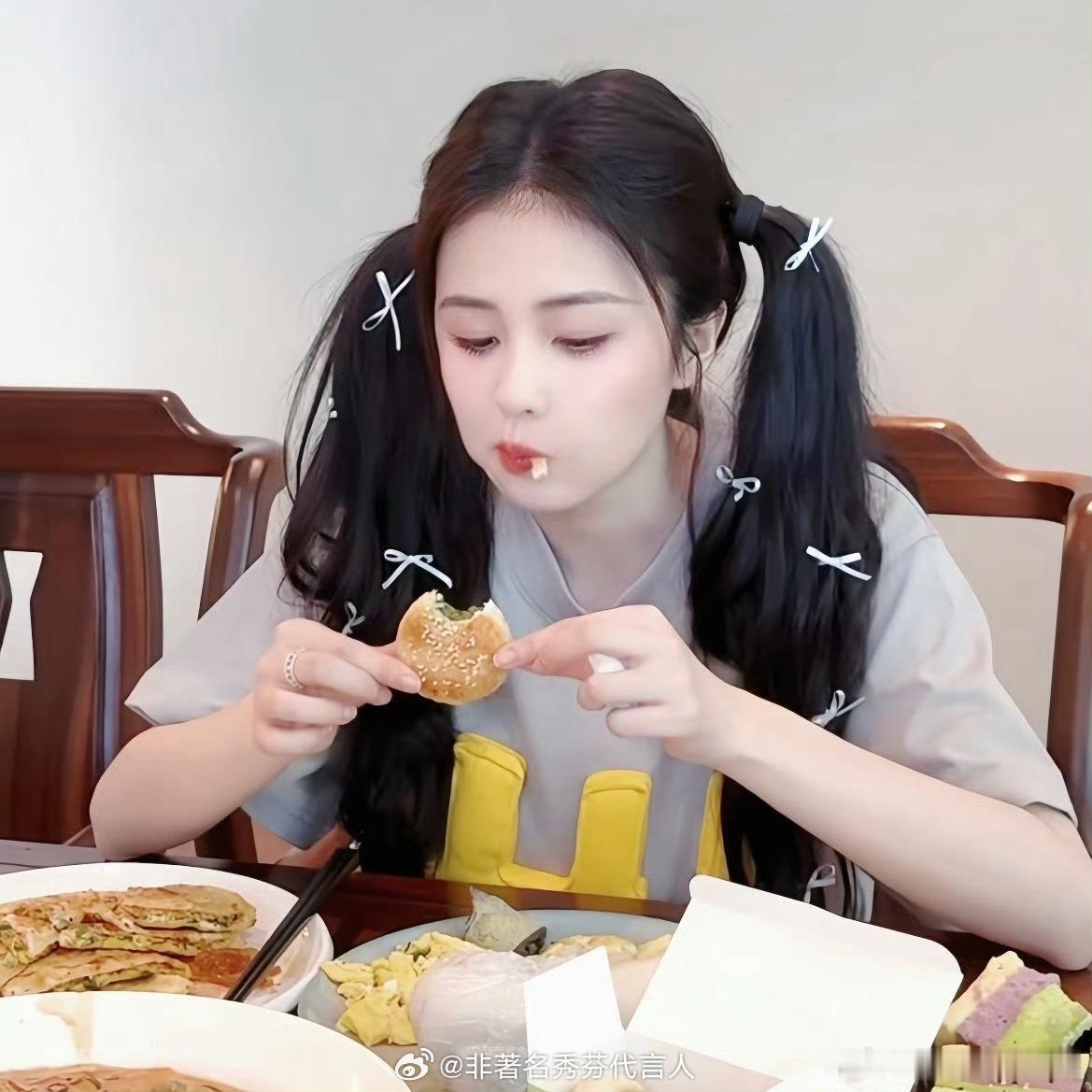 白鹿吃烤肉经纪人在旁边急死了让她恰让她恰！吃的又不多