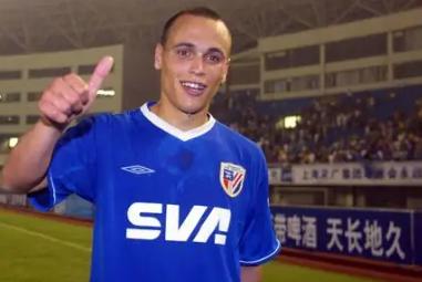 2003年末、2004赛季中超联赛备战前夕，上海申花俱乐部已经敲定重磅引援，与乌