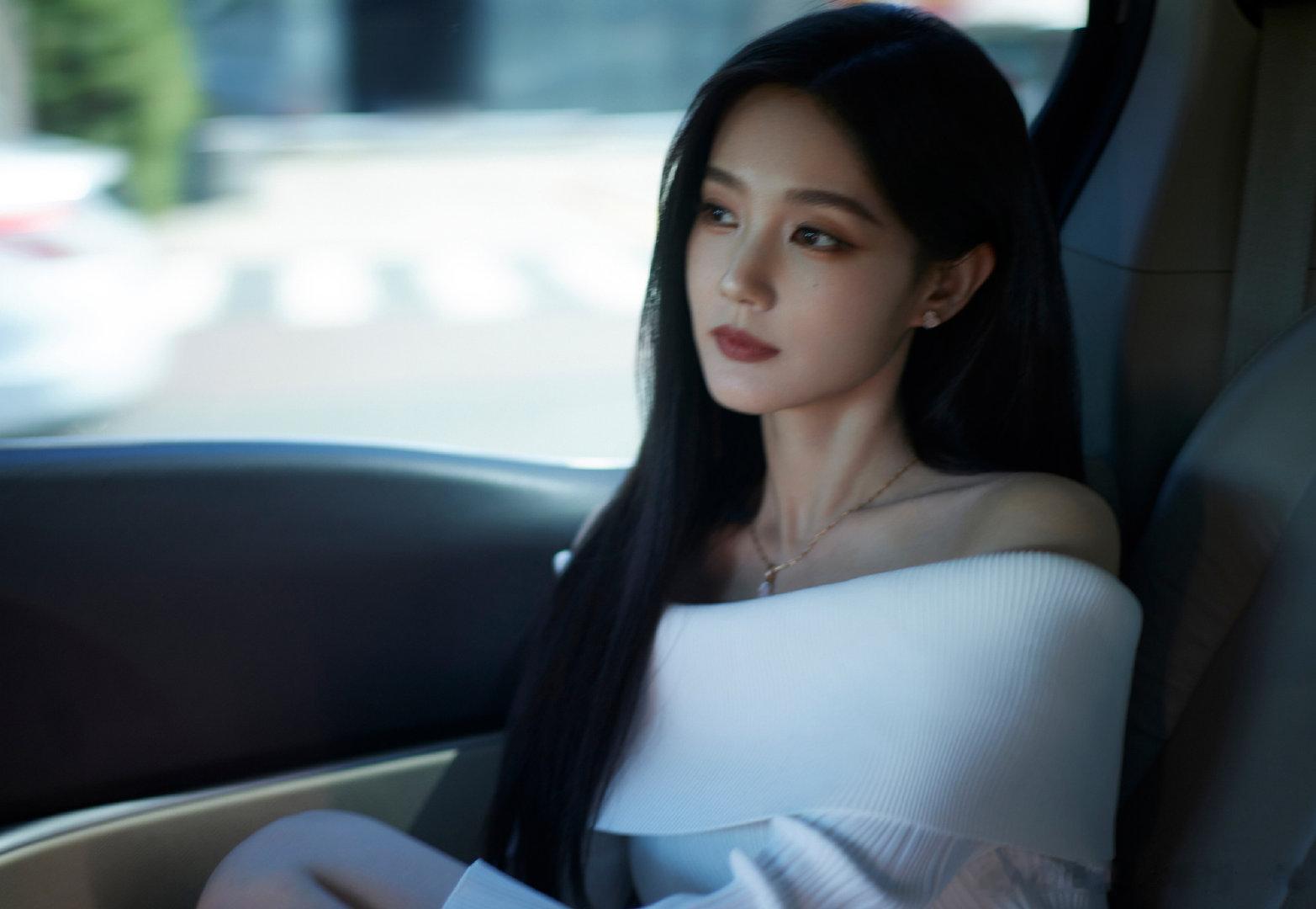 #李一桐的肩颈线条#  你的可爱，治愈一切不可爱#李一桐补妆库存照# ​​​