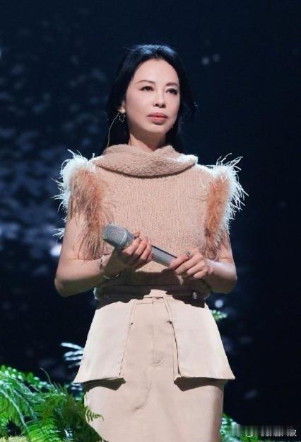 黄绮珊越来越美了，56岁比年轻时还漂亮，穿衣品味也提升了不少 